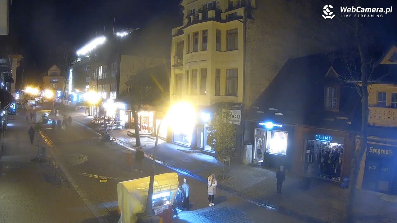 KRUPÓWKI - widok na środkową część deptaka - 02 listopad 2025, 19:44