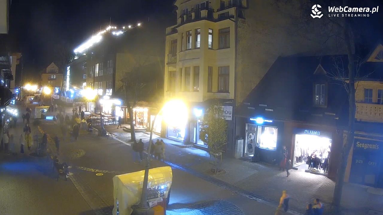 KRUPÓWKI - widok na środkową część deptaka - 01 listopad 2025, 18:38