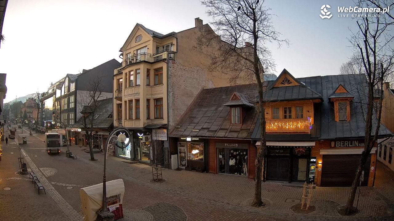 KRUPÓWKI - widok na środkową część deptaka - 19 grudzień 2025, 07:19