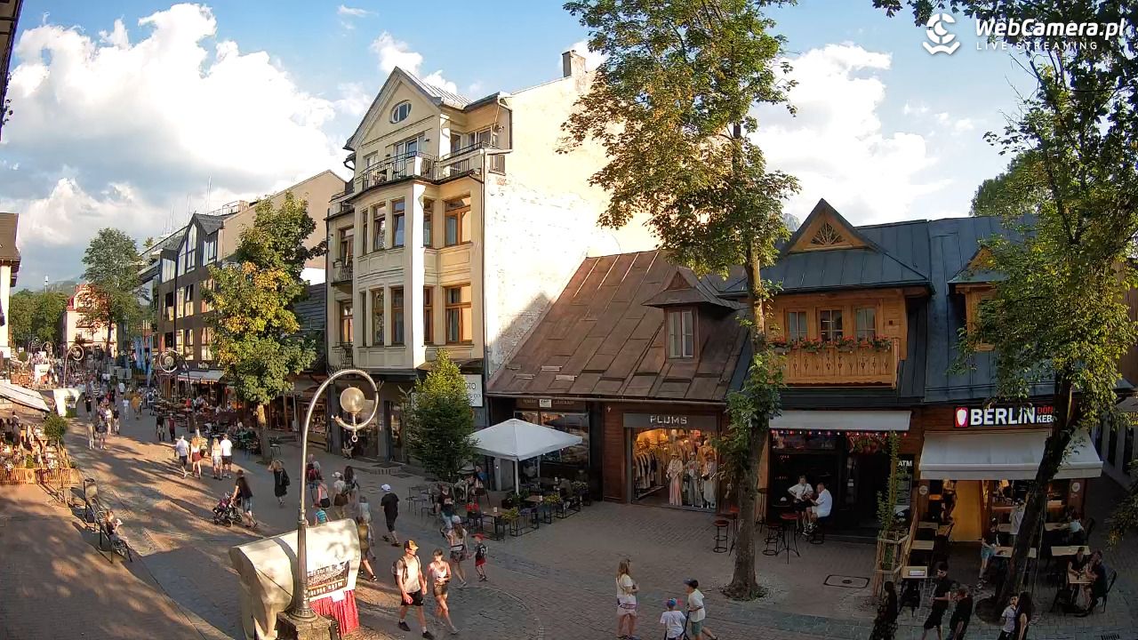 KRUPÓWKI - widok na środkową część deptaka - 27 czerwiec 2026, 18:47