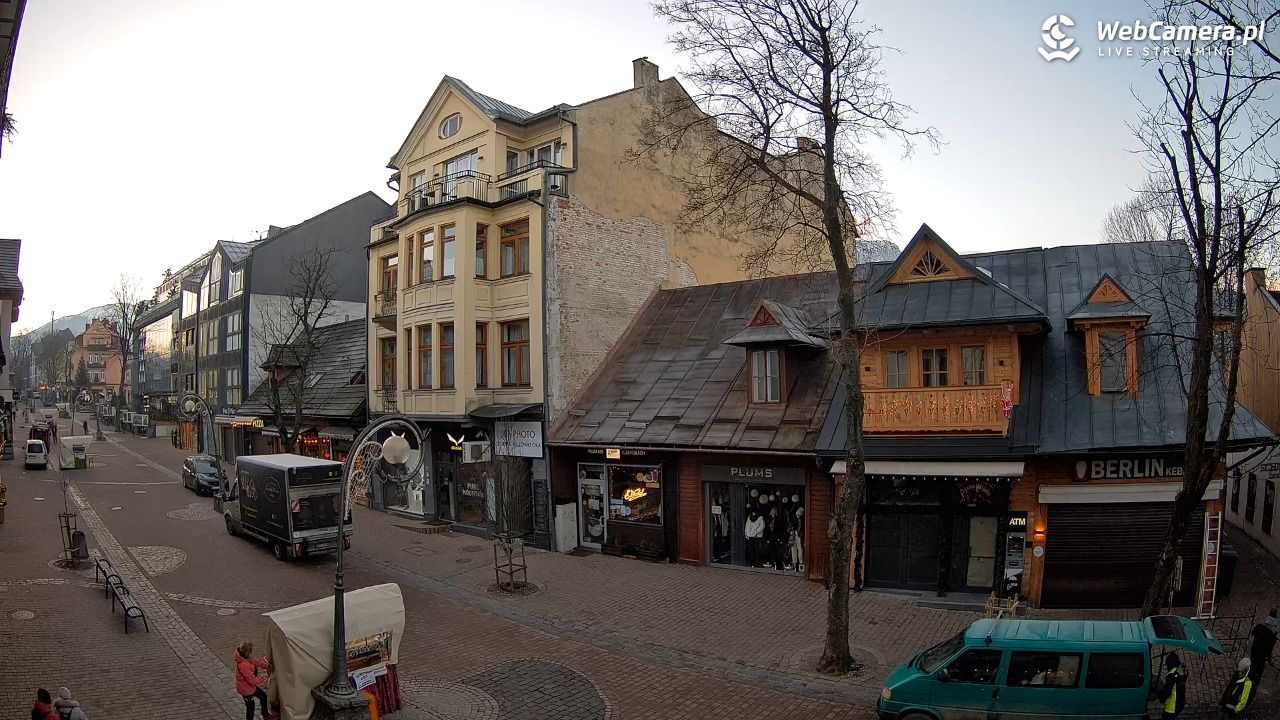 KRUPÓWKI - widok na środkową część deptaka - 19 grudzień 2025, 08:23