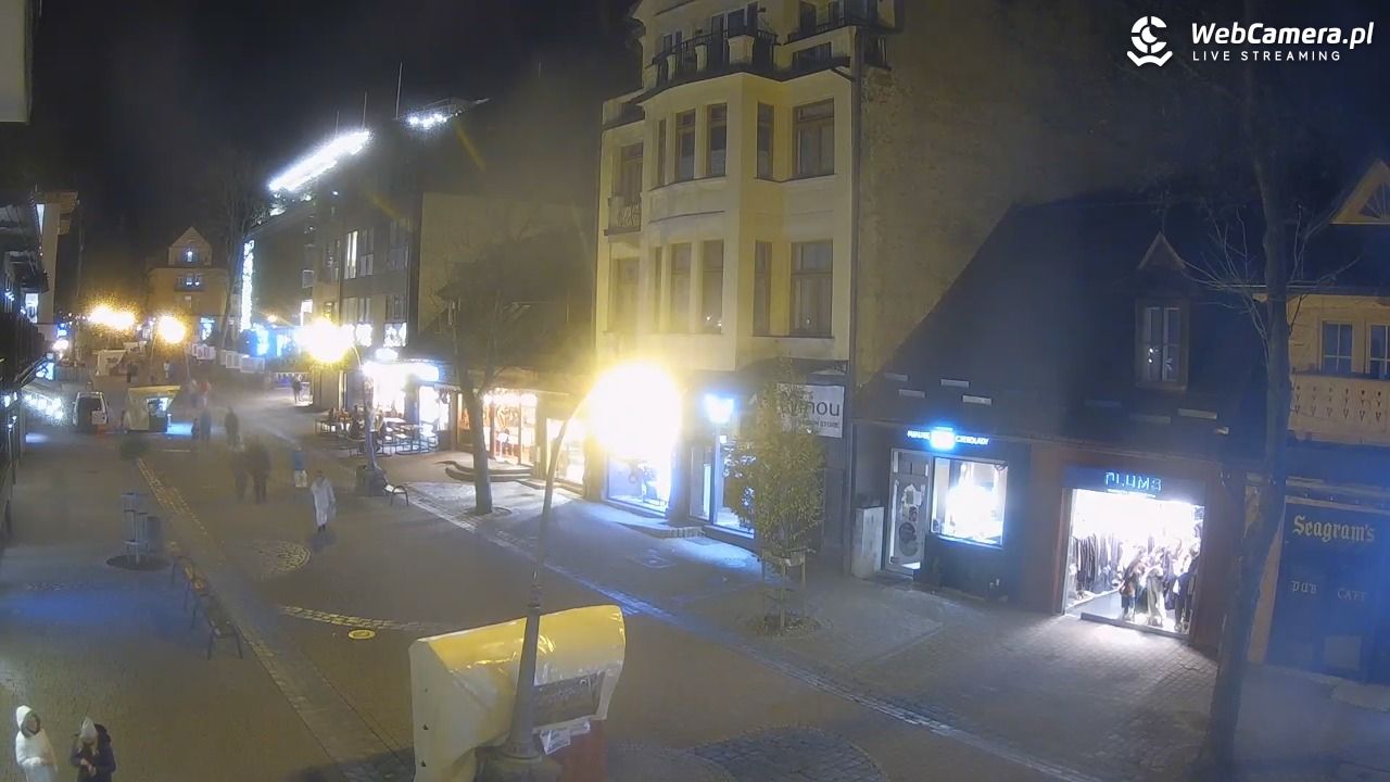 KRUPÓWKI - widok na środkową część deptaka - 31 październik 2025, 20:51