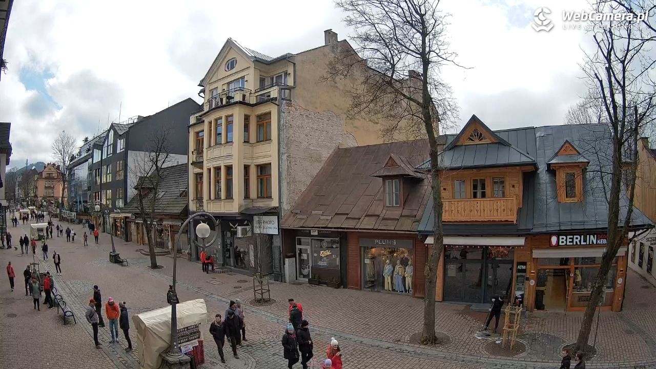 KRUPÓWKI - widok na środkową część deptaka - 21 marzec 2026, 11:21