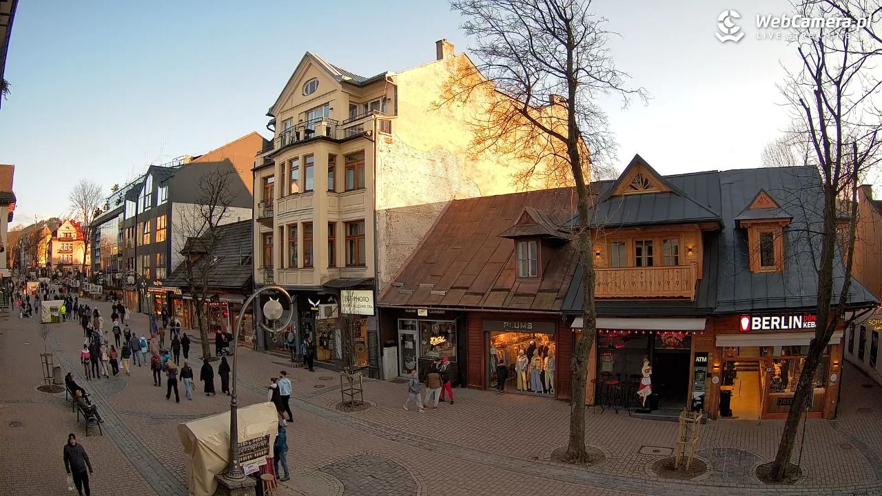 KRUPÓWKI - widok na środkową część deptaka - 21 marzec 2026, 17:12