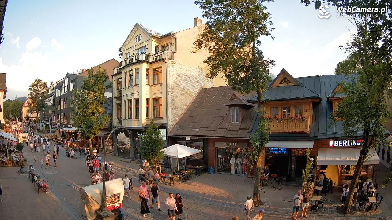 KRUPÓWKI - widok na środkową część deptaka - 28 czerwiec 2026, 19:39