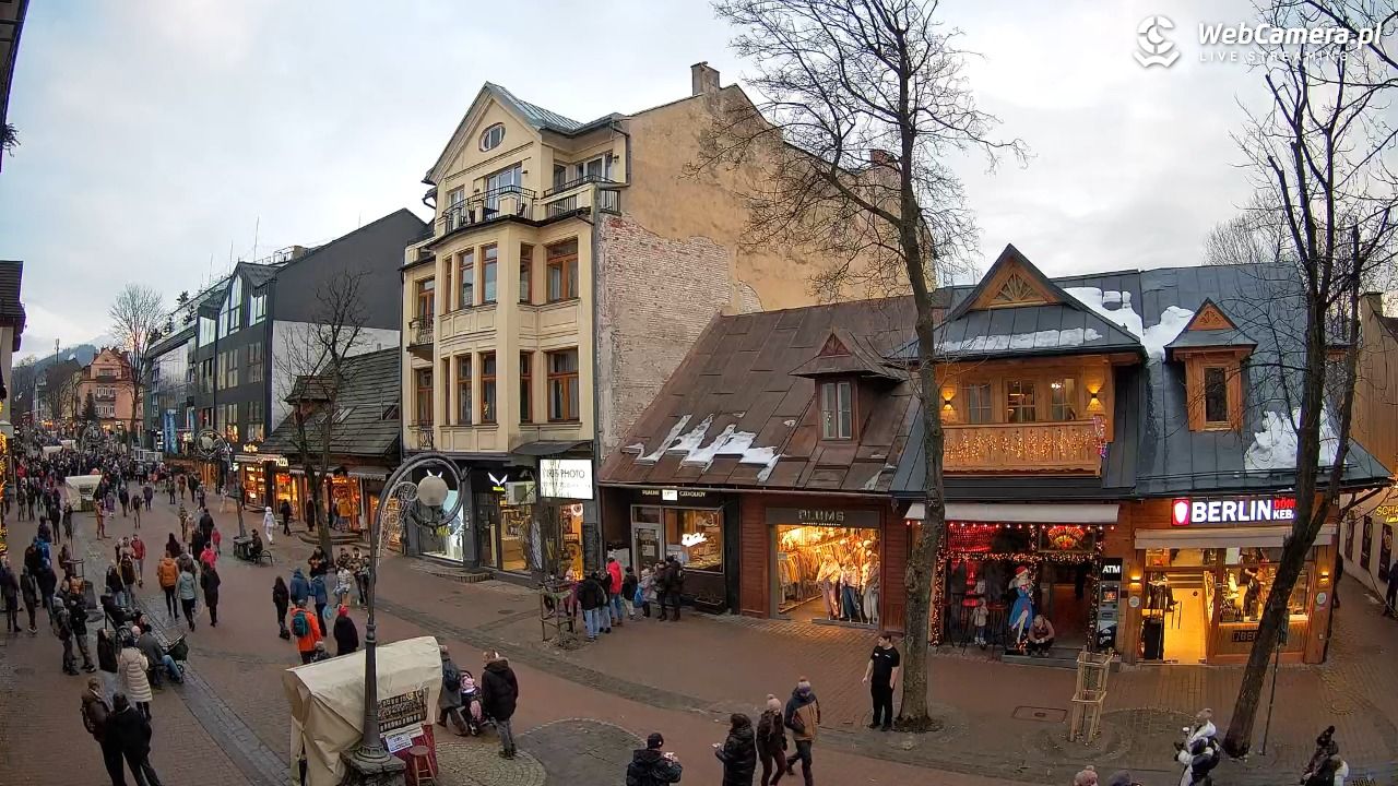 KRUPÓWKI - widok na środkową część deptaka - 06 luty 2026, 16:24