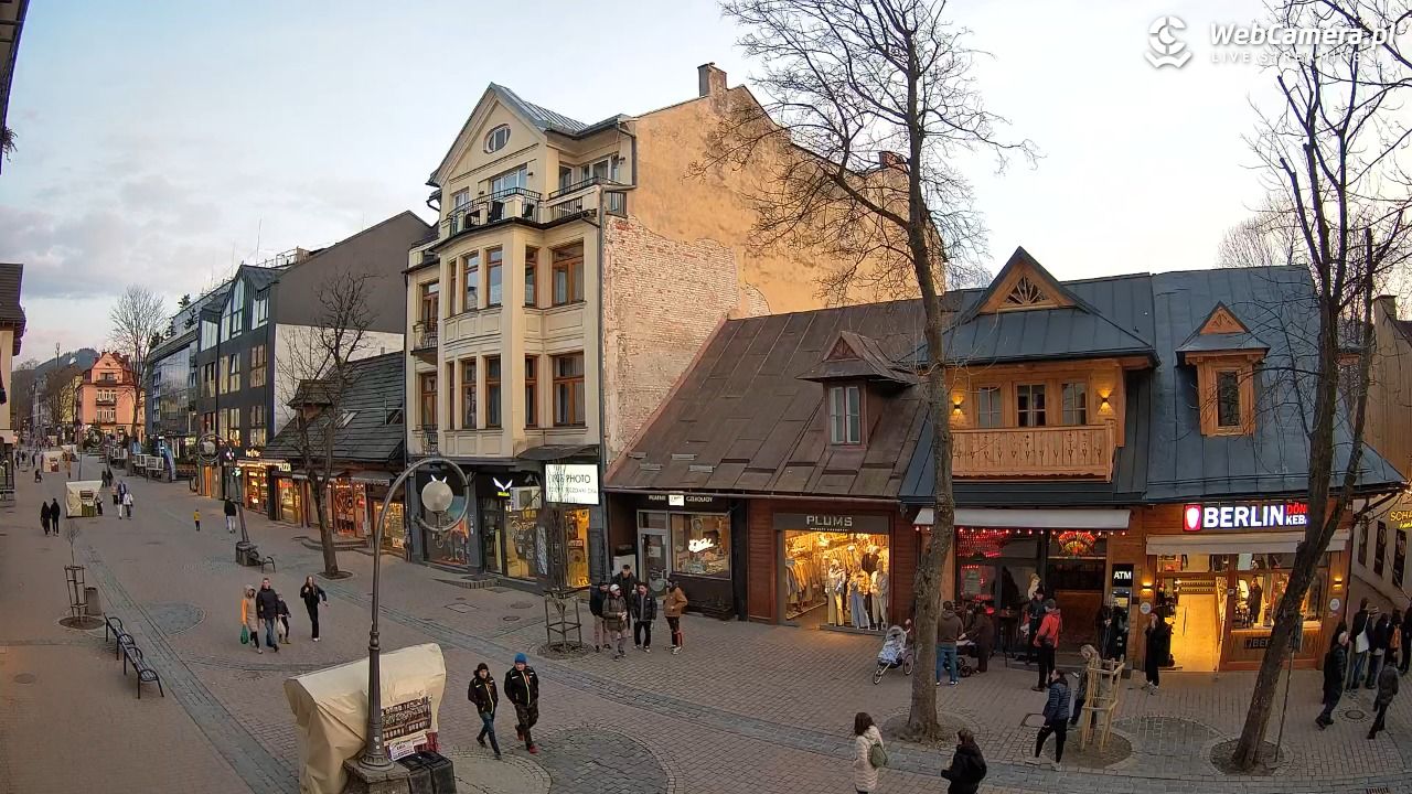 KRUPÓWKI - widok na środkową część deptaka - 23 marzec 2026, 17:46