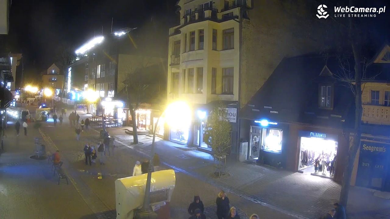 KRUPÓWKI - widok na środkową część deptaka - 31 październik 2025, 20:44