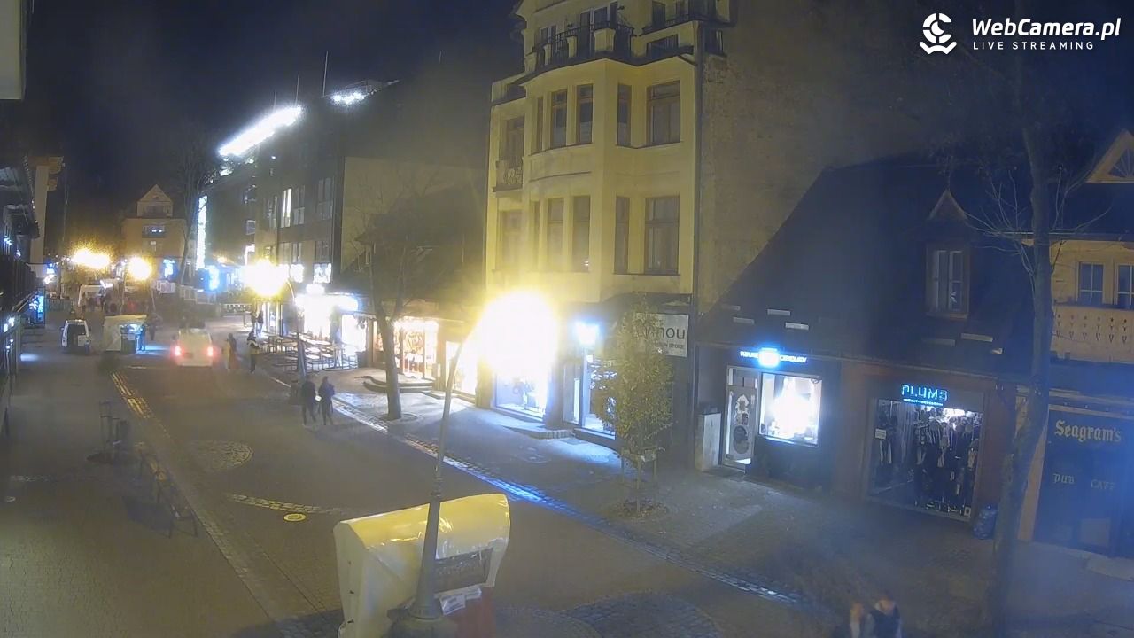 KRUPÓWKI - widok na środkową część deptaka - 02 listopad 2025, 20:06