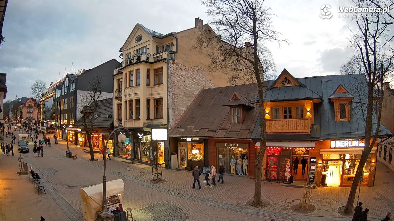 KRUPÓWKI - widok na środkową część deptaka - 22 marzec 2026, 18:02