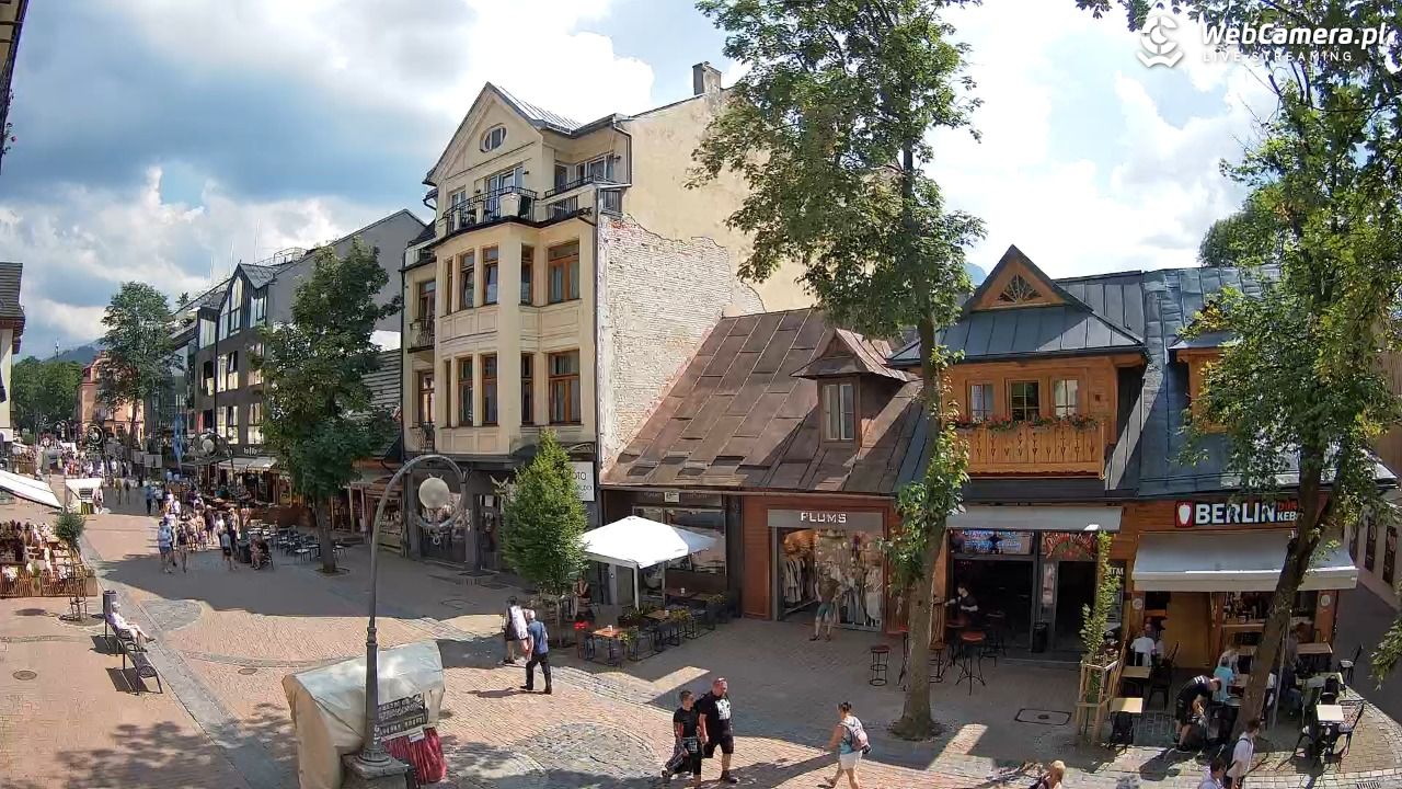 KRUPÓWKI - widok na środkową część deptaka - 27 czerwiec 2026, 15:17