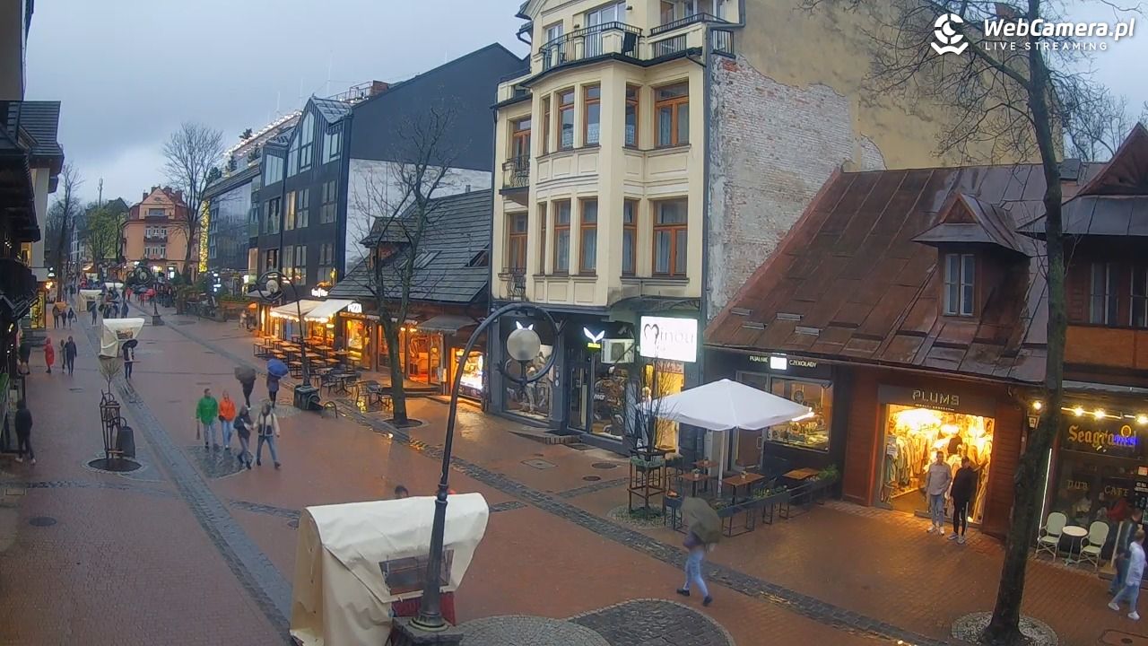 Krupówki  - widok na deptak - 25 kwiecień 2025, 19:15