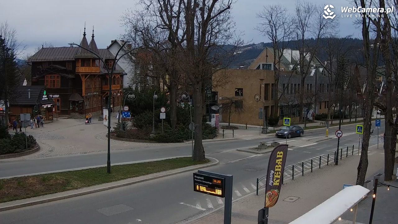 Zakopane - widok na ulicę Krupówki - 19 kwiecień 2026, 18:30