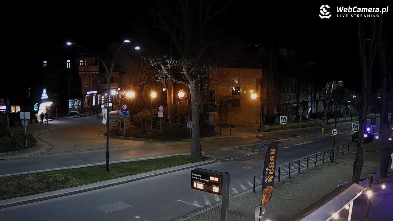 Zakopane - widok na ulicę Krupówki - 18 kwiecień 2026, 22:46