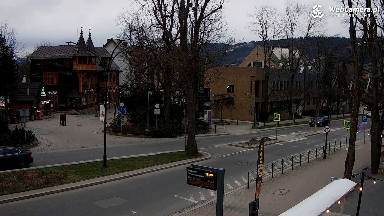 Zakopane - widok na ulicę Krupówki - 19 kwiecień 2026, 18:40