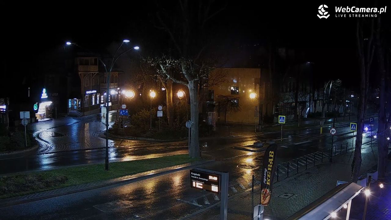 Zakopane - widok na ulicę Krupówki - 19 kwiecień 2026, 21:41