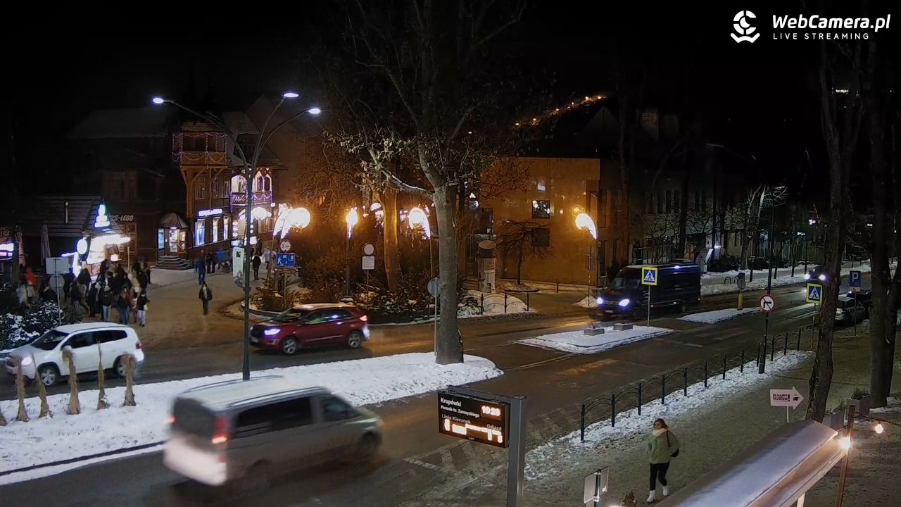 Zakopane - widok na ulicę Krupówki - 28 grudzień 2025, 19:23
