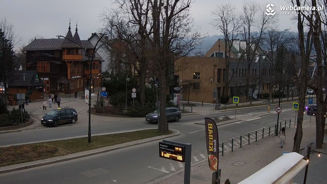 Zakopane - widok na ulicę Krupówki - 15 kwiecień 2026, 19:16