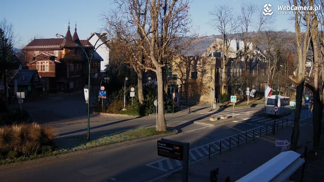 Zakopane - widok na ulicę Krupówki - 07 listopad 2025, 07:53