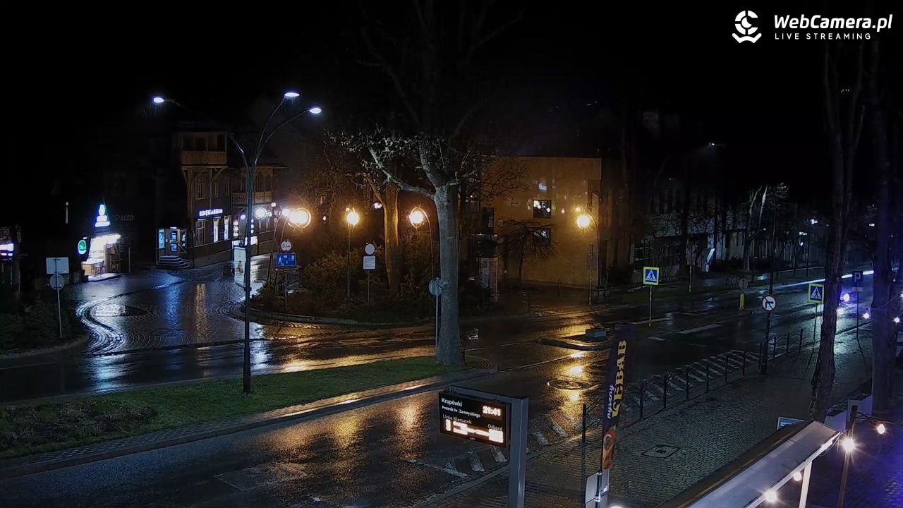 Zakopane - widok na ulicę Krupówki - 19 kwiecień 2026, 21:42